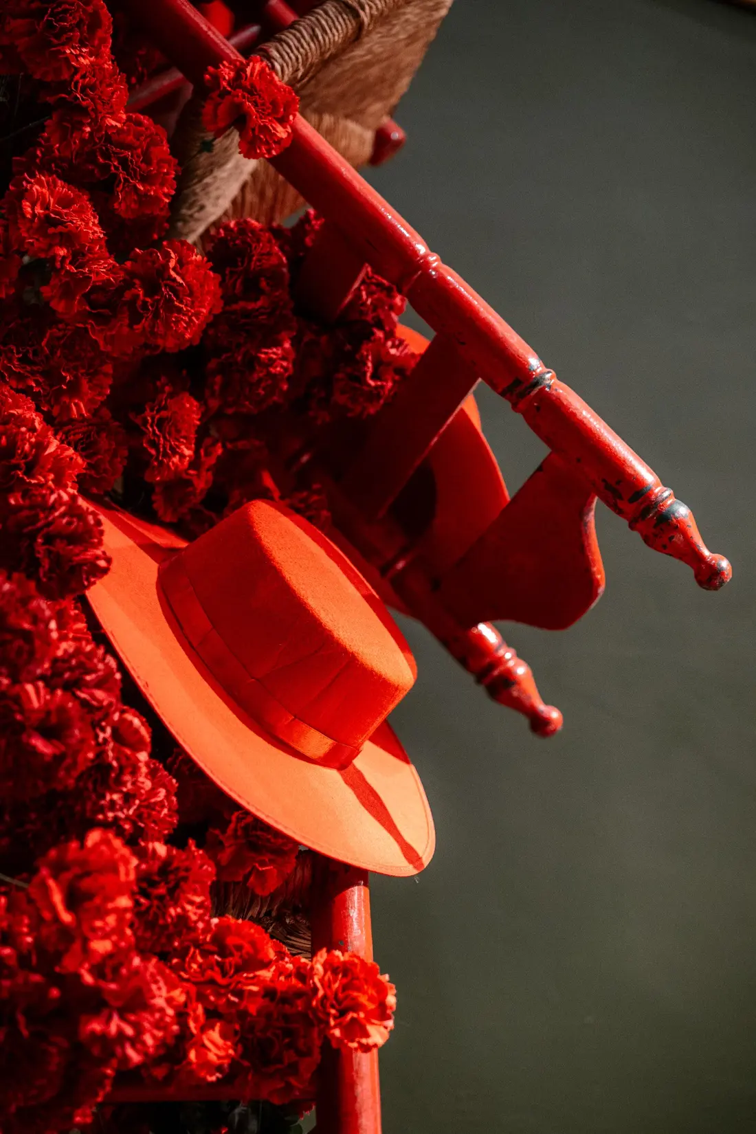 Claveles y sillas rojas