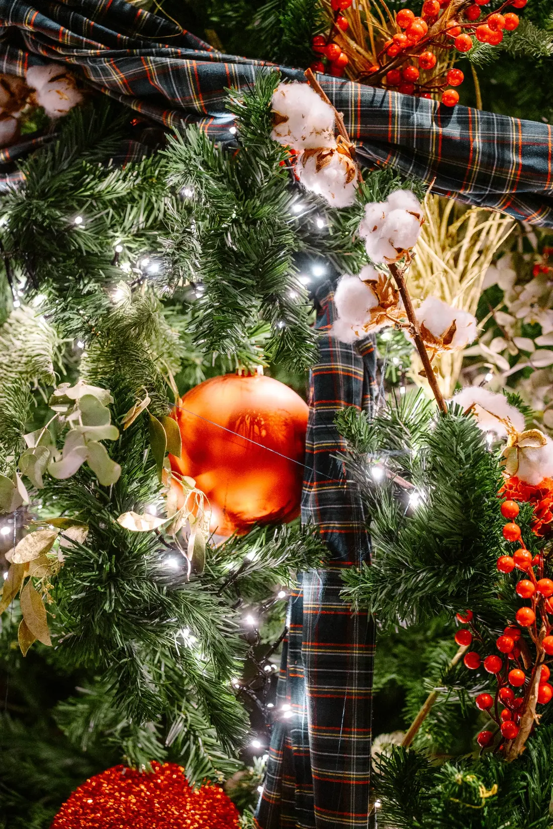 Detalle dorado del árbol de Navidad