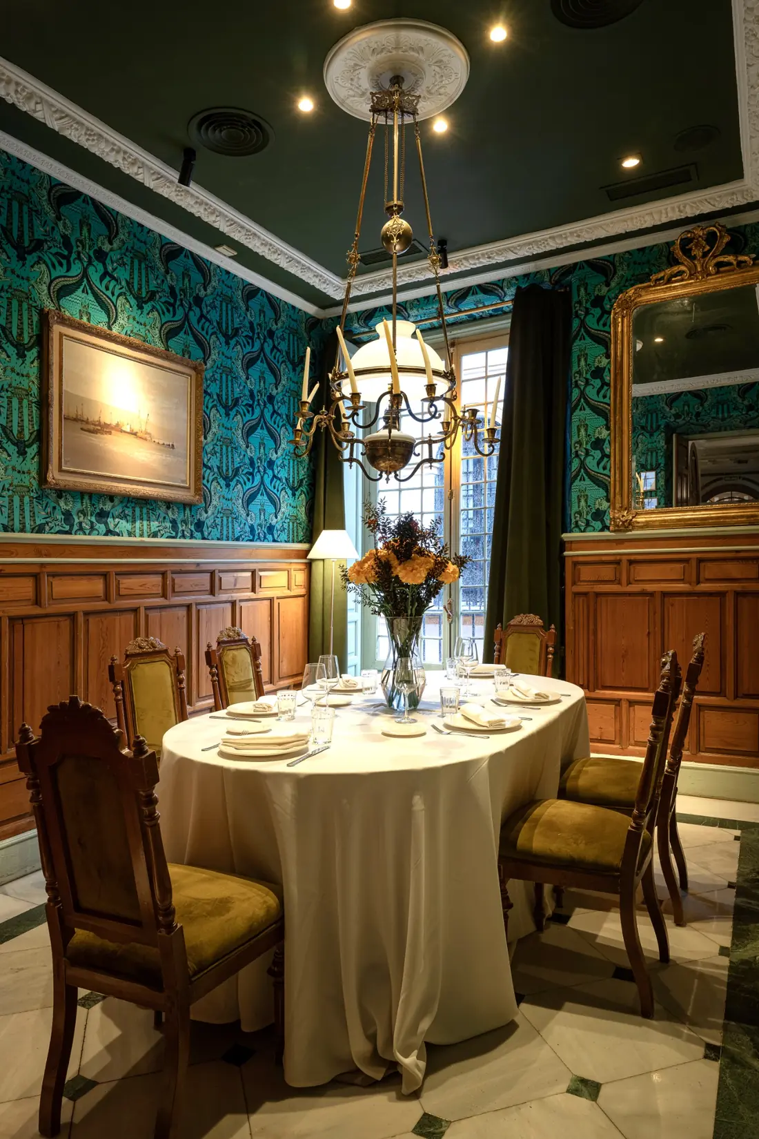 Salón azul preparado para una celebración
