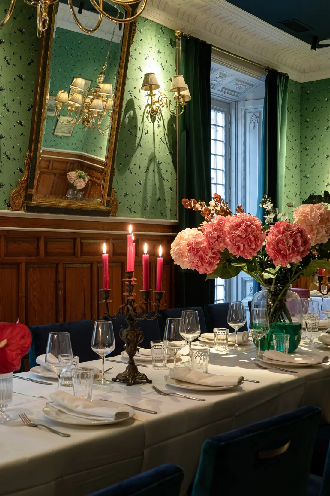 Salón verde vestido para una celebración