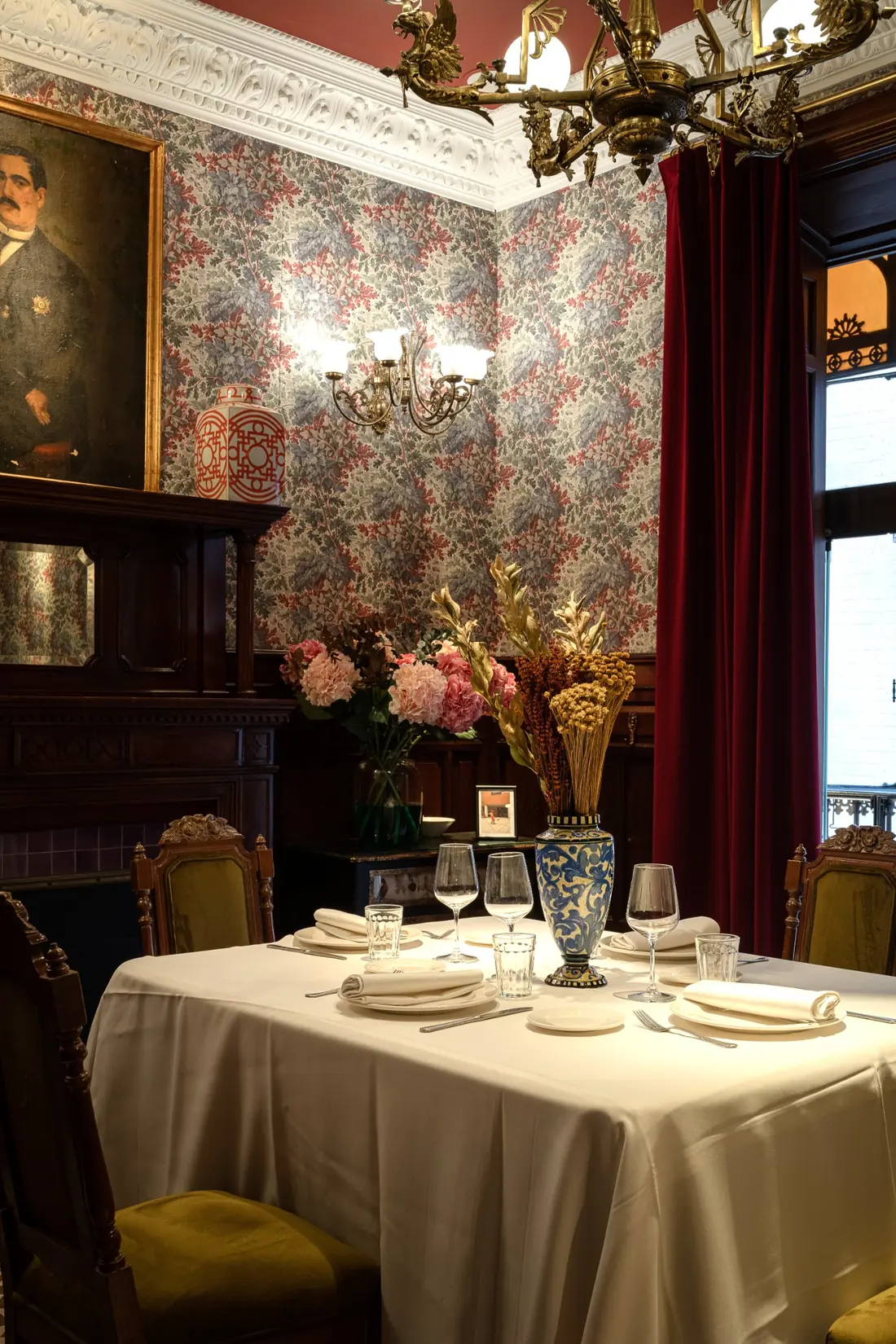 Salón de Casa Inquieta preparado para recibir
